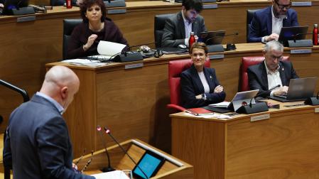 La presidenta María Chivite y Ainhoa Unzu (PSN) miran al portavoz de UPN Javier Esparza durante el pleno de presupuestos.