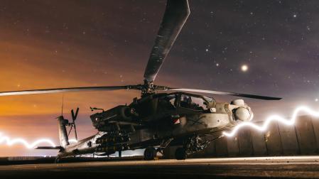 Fotografía cedida por el Ejército de Estados Unidos que muestra un helicóptero de ataque Apache AH-64