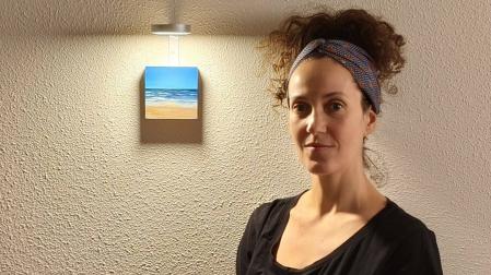 La artista Naroa Armendáriz, con una de las obras que habrá en la expo