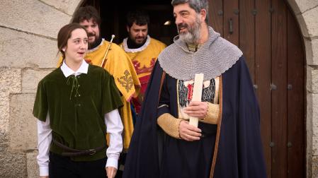 Enara Plágaro tras ser proclamada Reina de la Faba, junto al historiador Fernando Hualde, este sábado en Zabalza.