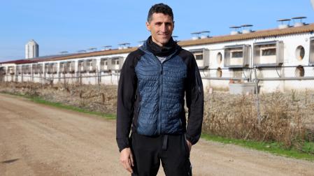 Pedro Mozaz Osés en el exterior de su explotación de porcino en Caparroso
