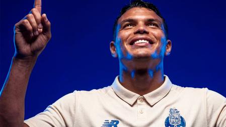 Thiago Silva con la camiseta del Oporto en una imagen difundida en redes por el club portugués anunciando su llegada