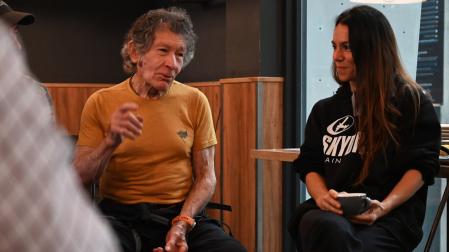 El alpinista español Carlos Soria conversa con la prensa