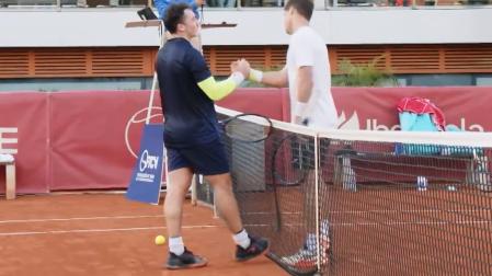 Iñaki Montes (izda.) saluda a Carlos López tras vencer en la final