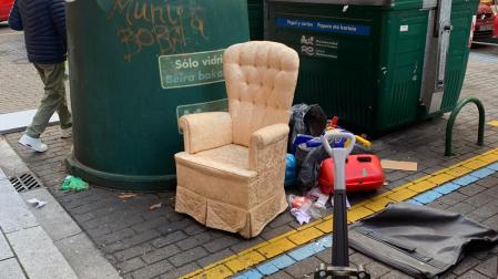 Un sillón y otros enseres abandonados junto a un contendor en la calle Tafalla de Pamplona, este 18 de diciembre.