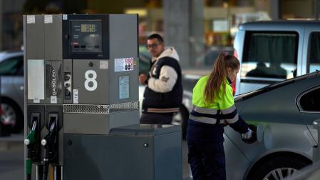 Empleada de una estación de servicio en el barrio pamplonés de Rochapea