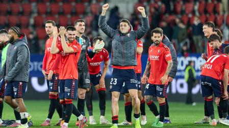 Fotos del choque de la Jornada 17 con triunfo rojillo en El Sadar gracias a los goles de Budimir, por partida doble, y Raúl García de Haro