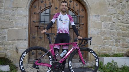 El navarro Asier Etxeberria con la bici y el maillot de su nuevo equipo, el chino Wuzhishan SCOM MVMT, en la puerta de su casa. ZABAL