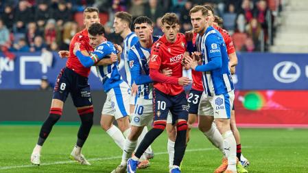 Fotos del choque de la Jornada 17 con triunfo rojillo en El Sadar gracias a los goles de Budimir, por partida doble, y Raúl García de Haro