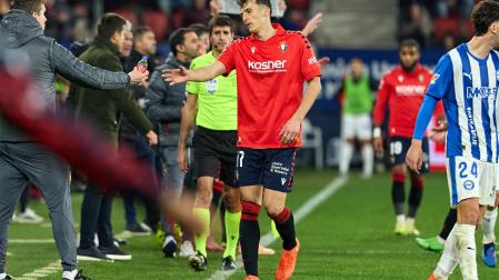 Fotos del choque de la Jornada 17 con triunfo rojillo en El Sadar gracias a los goles de Budimir, por partida doble, y Raúl García de Haro