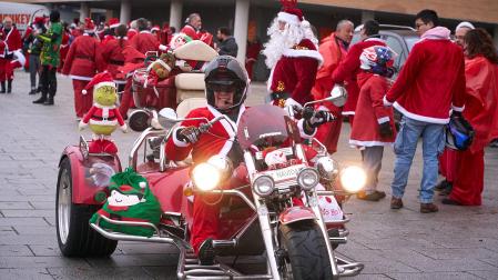 Moteros disfrazados de Papá Noel en Mutilva