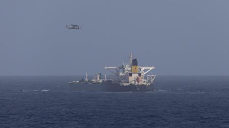 Helicópteros militares de EEUU preparan el abordaje del petrolero 'Centuries' cerca de Venezuela