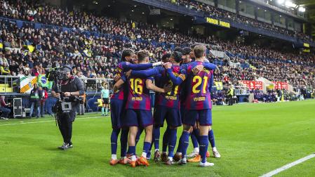 Los jugadores del Barcelona felicitan a Raphinha tras anotar el 0-1 desde los once metros