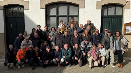 Reunión en Eltso de los que pasaron su adolescencia allí en los años 70, ante las antiguas escuelas.