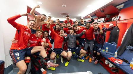 Osasuna se hizo la foto en el vestuario, imagen que hacía tiempo que no se veía. Faltó Budimir porque estaba atendiendo a los medios de comunicación