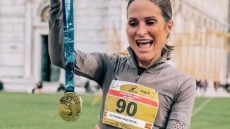 Verdeliss, la navarra Estefanía Unzu Ripoll, con su medalla este domingo en Pisa