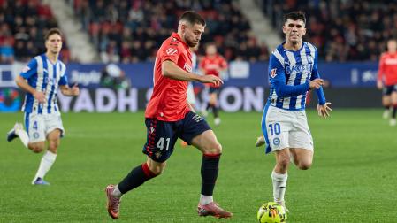 Iñigo Arguibide conduce el balón ante Aleñá