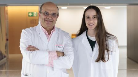 El Dr. Luis Chiva, director de Ginecología y Obstetricia de la Clínica Universidad de Navarra, y la Dra. Pilar Ordás, fellow de investigación de posgrado de la Asociación de Amigos de la Universidad de Navarra, coautores del estudio SUROVA