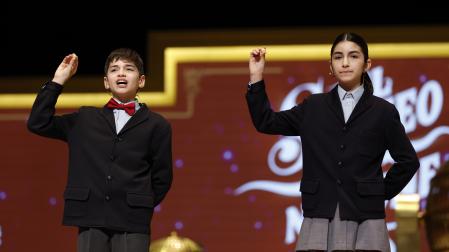 Los niños de la Residencia San Ildefonso del Ayuntamiento de Madrid Rosario Martínez (d) y Matías Martínez