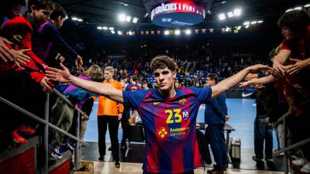 Adrián Sola, saludando a los aficionados en el Palau tras la victoria ante el Logroño con el que el Barça cerró la primera vuelta.