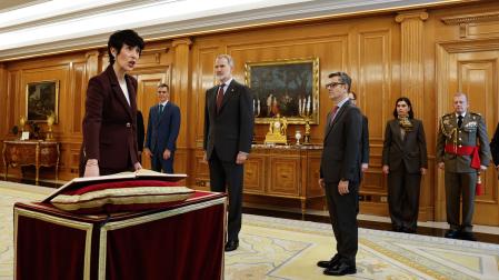 La ministra de Inclusión, Seguridad Social y Migraciones, Elma Saiz, promete su cargo ante el rey (c) como nueva portavoz del Gobierno