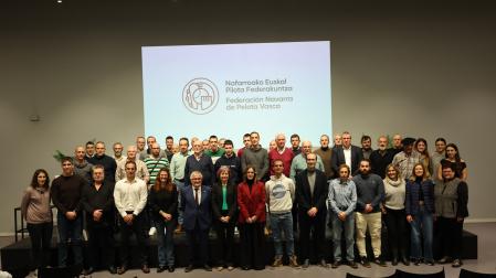 La Federación Navarra de Pelota Vasca (FNPV) ha celebrado el acto central de su centenario esta tarde en el Navarra Arena