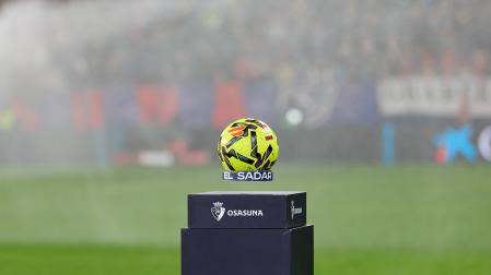 A: J.P. Urdíroz F: 20-12-2025 P: L: Pamplona. Estadio del Sadar. T: Fútbol. Liga EA Sports. Partido Osasuna-Alavés.