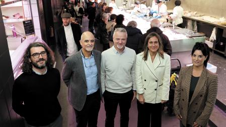 De izquierda a derecha, Joxé Elorriaga, gerente de Comiruña; Javier Ojeda, gerente de APROMAR y portavoz de Acuicultura de España; Pedro Mecoleta, director comercial de empresa del sector acuícola en Navarra; Alicia Nicolás, directora comercial de Diario de Navarra; y Goiza Isiegas, chef de Akari Gastroteka