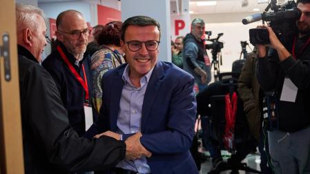 El candidato a la presidencia de Extremadura por el PSOE, Miguel Ángel Gallardo, durante el seguimiento de la noche electoral extremeña