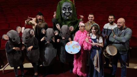 Desde la izq.: los ratones de Hamelín, el flautista y uno de los cabezudos del espectáculo La leyenda de los gigantes, actrices del musical en euskera Errauskine Rock, musikala (Ainhoa Ruiz y Celia Fañanás), junto a miembros de Gaiteros de la Txantrea, en el escenario del Gayarre.