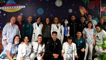 Jugadores y jugadoras, directivos y personal de Pediatría durante la visita de Osasuna Magna al HUN