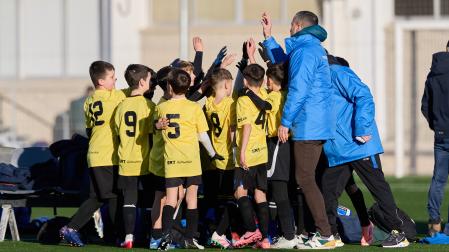 Los jugadores y los entrenadores del colegio Buztintxuri celebran su primera victoria en la jornada inaugural del Torneo Interescolar