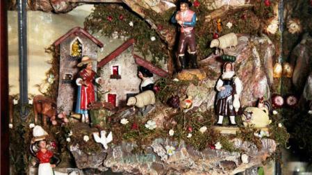 Escaparate con belén de figuras murcianas y granadinas del siglo XIX. Colección particular