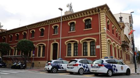 Vehículos de Policía Municipal estacionados junto a su sede del Ayuntamiento de Estella.
