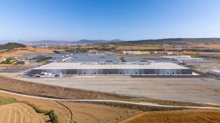 Terreno y planta para Mobis construida por VGP al fondo de la Ciudad del Transporte, en el Valle de Elorz