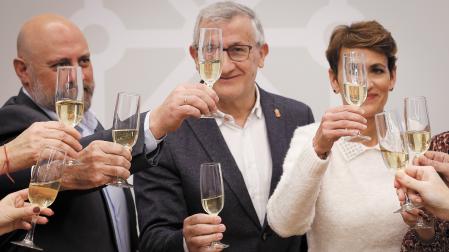 La presidenta Chivite, en pleno brindis ayer junto a los consejeros Taberna y Arasti