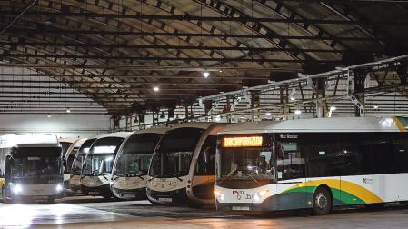 Vehículos del servicio de transporte comarcal antes del inicio de una de las jornadas de paro