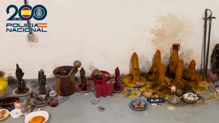 Diferentes objetos en el lugar donde la secta realizaba sus rituales
