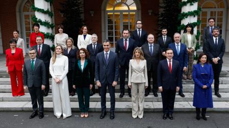 El presidente del Gobierno, Pedro Sánchez (c) posa con su equipo de gobierno entre los que se encuentran la nueva ministra de Educación, Formación Profesional y Deportes, Milagros Tolón, y la nueva portavoz del Gobierno, Elma Saiz