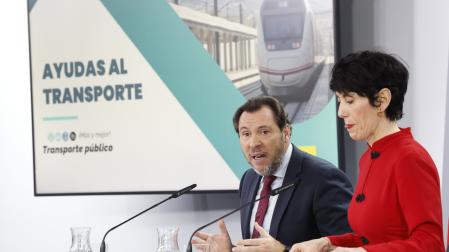 El ministro de Transportes, Óscar Puente, y la ministra de Inclusión, Seguridad Social y Migraciones y nueva portavoz del Gobierno, Elma Saiz, durante la rueda de prensa posterior a la última reunión del año del Consejo de Ministros