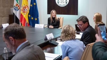 María Guardiola habla con su consejera portavoz, Elena Manzano, en el Consejo de Gobierno celebrado este martes