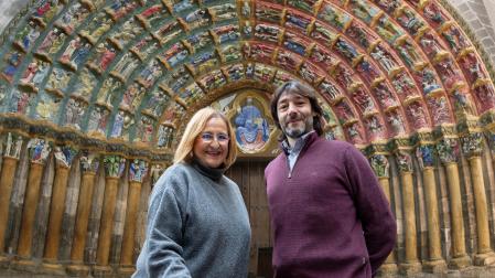 Los autores del libro, Blanca Aldanondo Otamendi y Diego Carasusán Cermeño, ante la imagen virtual policromada de la Puerta del Juicio de la Catedral de Tudela que se puede disfrutar en su obra