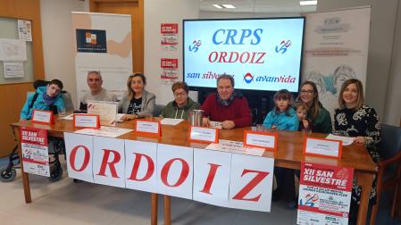 Desde la izda., Hodei Bilbao Aramendia; Koldo Solchaga, presidente del Club Atlético Iranzu; Marta Azcona, concejala de Deportes; Sari Muñoz y Rafa Gallardo, usuarios de Ordoiz; Joana Aramendía con Ilargi y Ekhi en brazos; y Miriam Astiz, de Caja Rural, ayer en la presentación