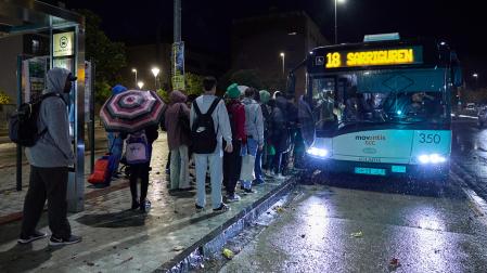 Un grupo de personas aguarda a montarse en una villavesa en una de las jornadas de paros
