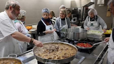 En la Sociedad Gastronómica Gazteluleku de Pamplona prepararon ayer el menú para el Teléfono de la Esperanza