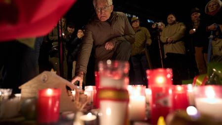 Familiares y amigos de las víctimas de ETA depositaron velas encendidas en el lugar en el  que fue asesinado Jua Atarés.