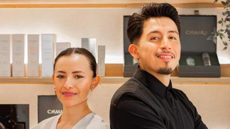 Jessica y David Montalván Castillo en su negocio de barbería y estética en el barrio de San Juan