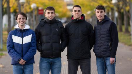 Los estudiantes que han diseñado la aplicación, en la UPNA. De izda. a dcha., Pablo González Casilla, Tristán Cárdenas Otel, Unai Yoldi Sotil e Iván Cameo Sesma.