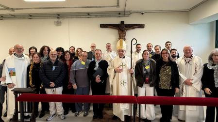 Monseñor Florencio Roselló, acompañado de los sacerdotes, voluntarios de la Pastoral Penitenciaria y trabajadores de la prisión posan en la capilla del centro penitenciario