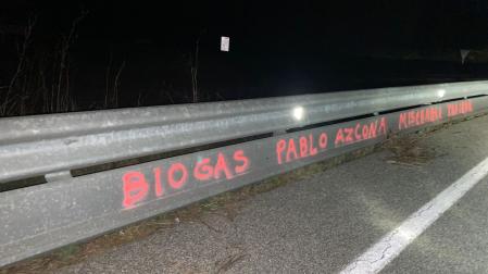 Pintada contra Pablo Azcona aparecida en el quitamiedos de una carretera